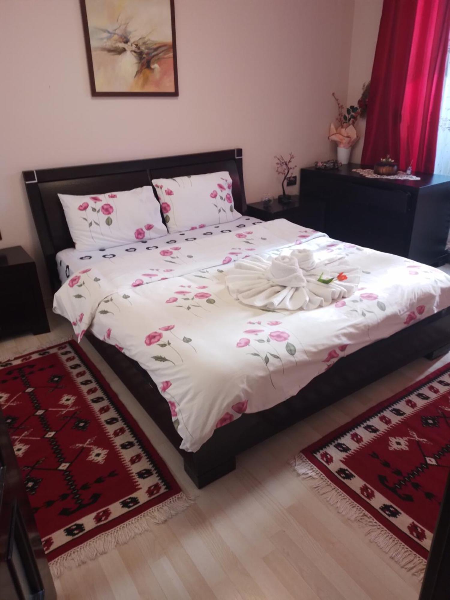 Bora Home Albania Me Vetsherbim 24 Ore Prane Liqenit Tirana Buitenkant foto